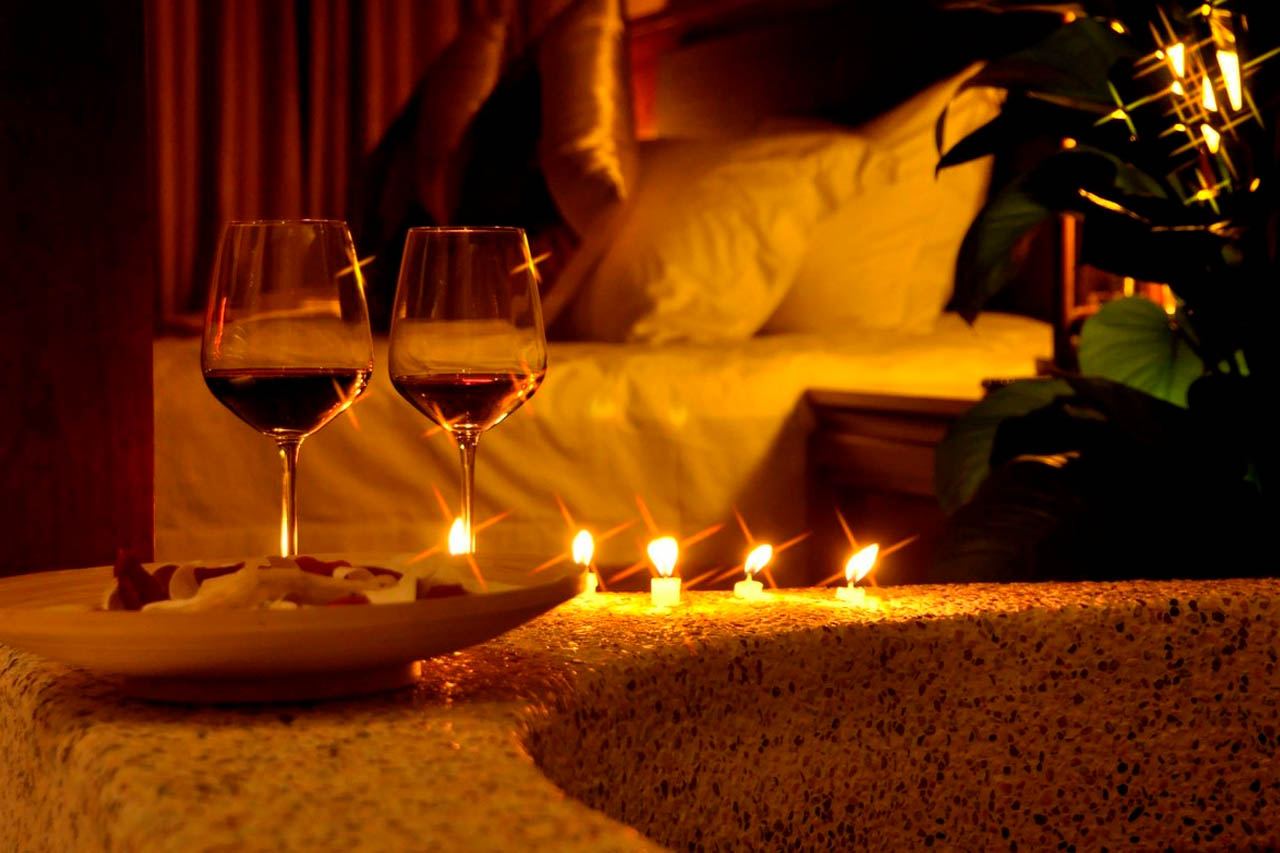 на столе вино и свечи догорают в тишине